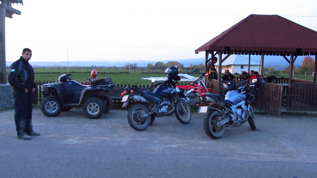 Egy motoros csapat meghívott szalonnázni az egyik pihenőnél Bondoraszó-nál (Budureasa)