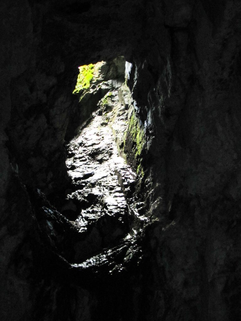 A betörő napsugarak a Aragyásza-barlangban