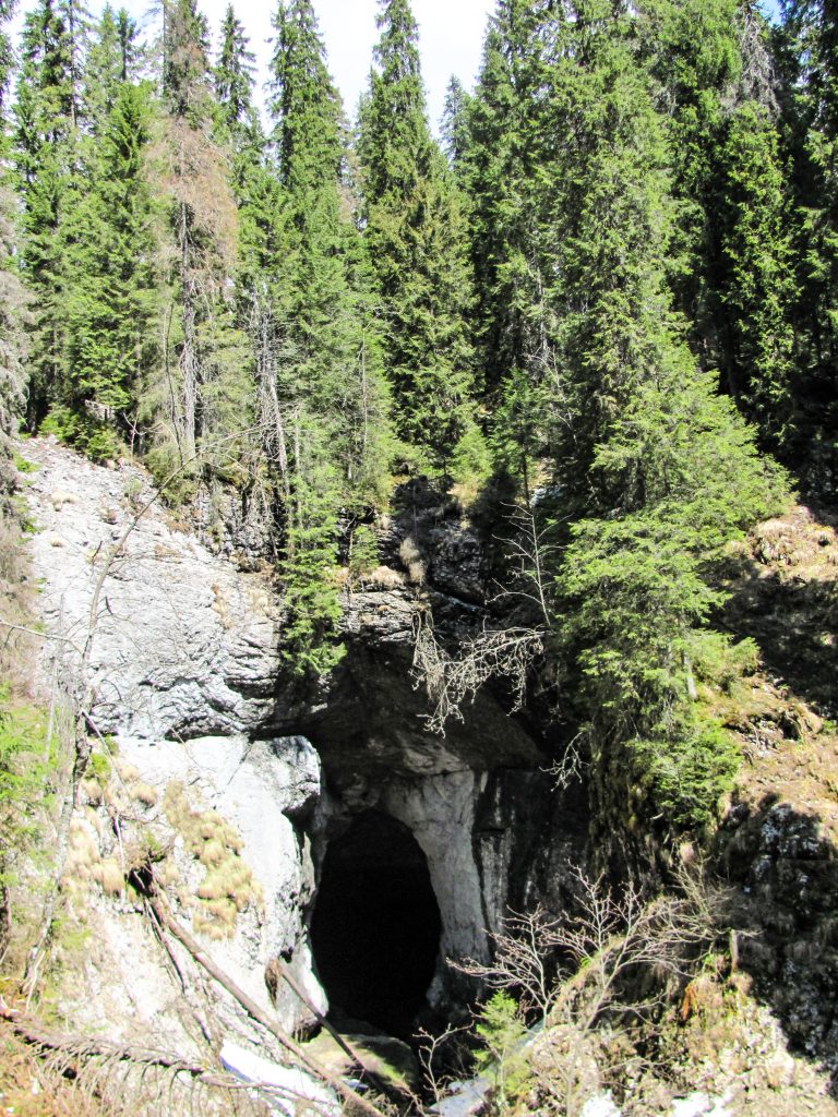 Az Aragyásza-barlang bejárata