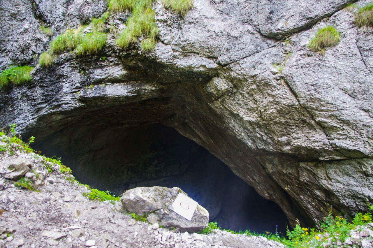 a barlang folyószintjére vezető sziklahasadék